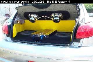 showyoursound.nl - Ground Zero 206 GT - The ICE Factory15 - kofferbakgeel2.jpg - Kofferbak bekleed met zwart en geel in stijl met GZ kleurenschema